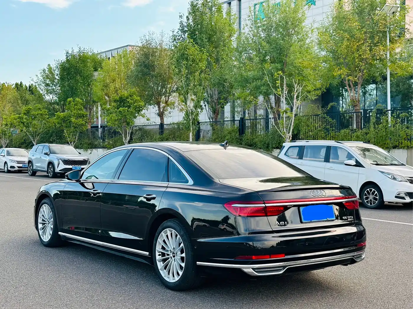 Фото 4 - Audi A8