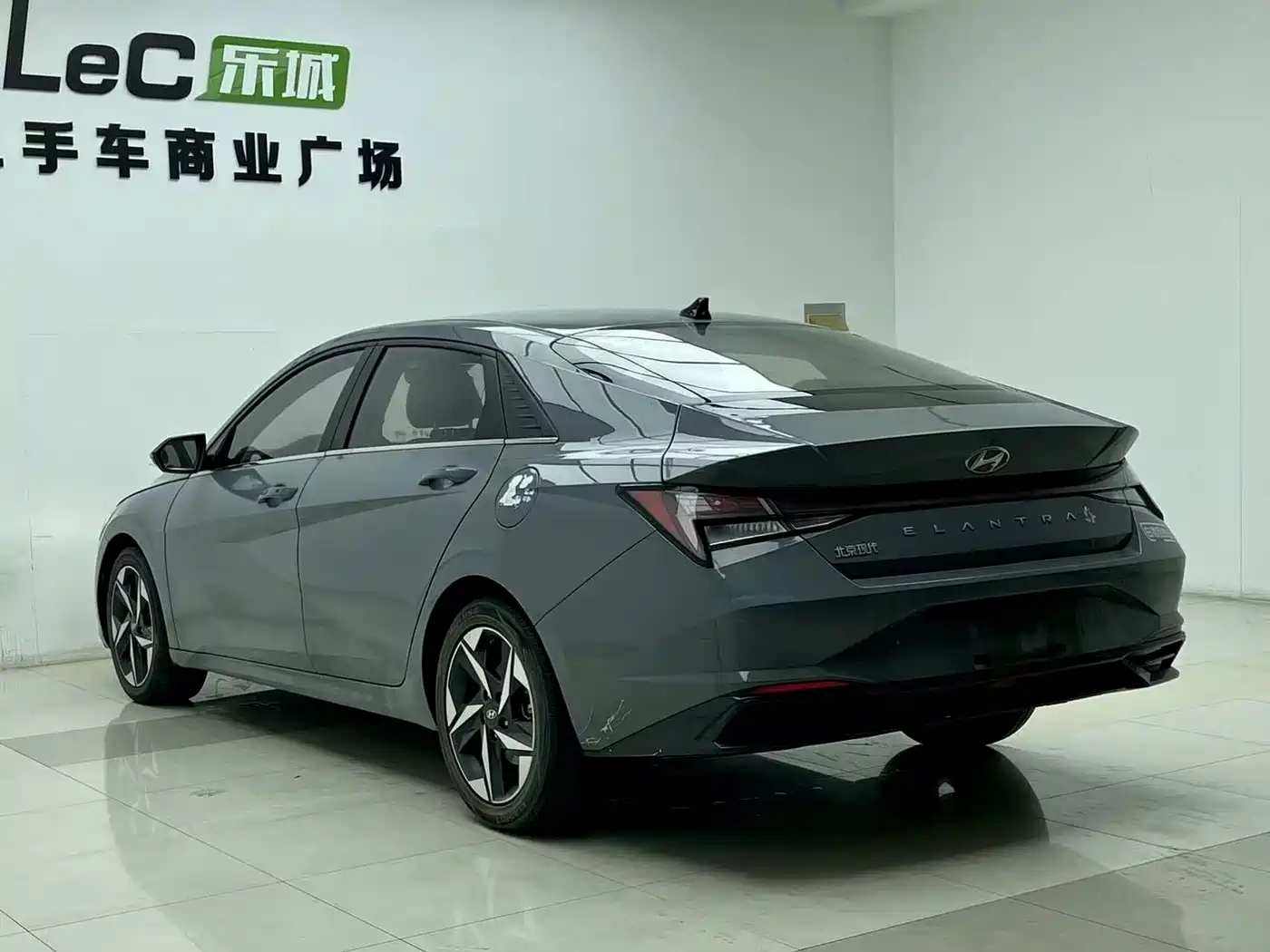 Hyundai Elantra 2021 1.5L CVT LUX Premium Edition фото 5