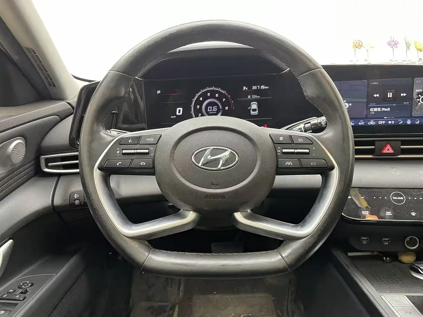 Hyundai Elantra 2021 1.5L CVT LUX Premium Edition фото 14
