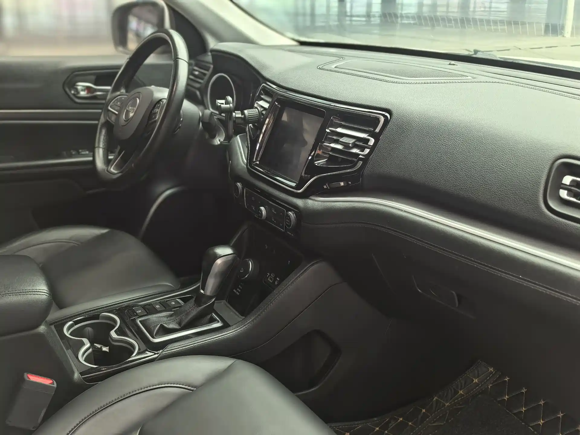 Photo 7 - Jeep Grand Commander