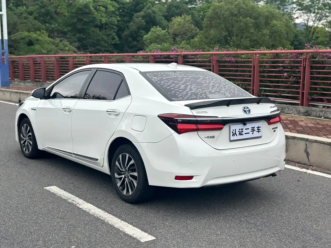 Toyota Corolla 2016 Dual Hybrid 1.8L E-CVT Elite Edition фото 6