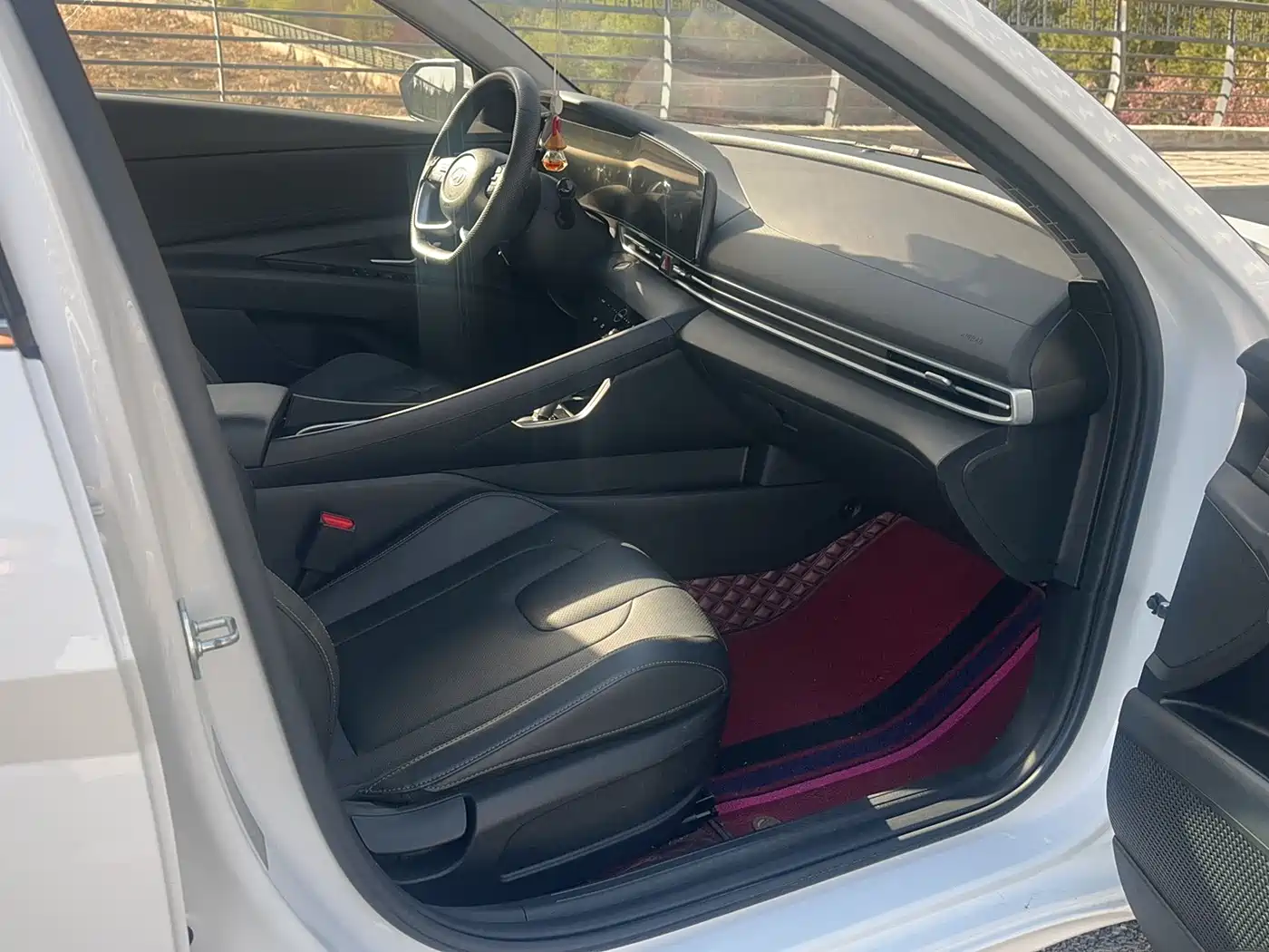 Hyundai Elantra 2022 1.5L CVT LUX Premium Edition фото 24