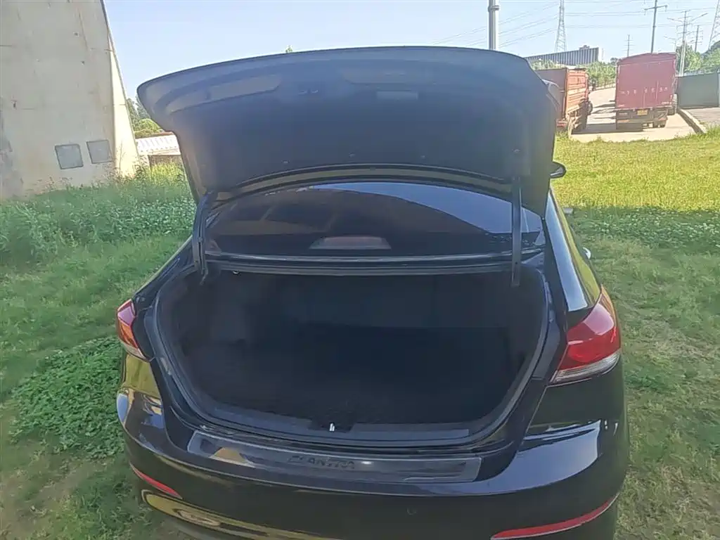 Hyundai Elantra 2016 Model 1.6L Automatic Smart Elite фото 15