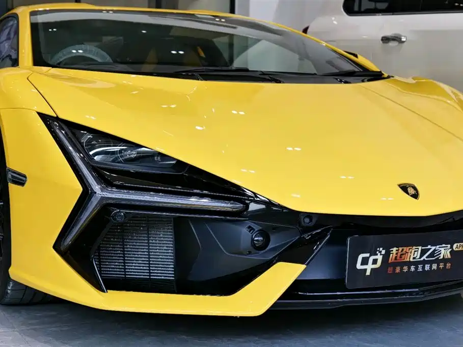 LAMBORGHINI REVUELTO