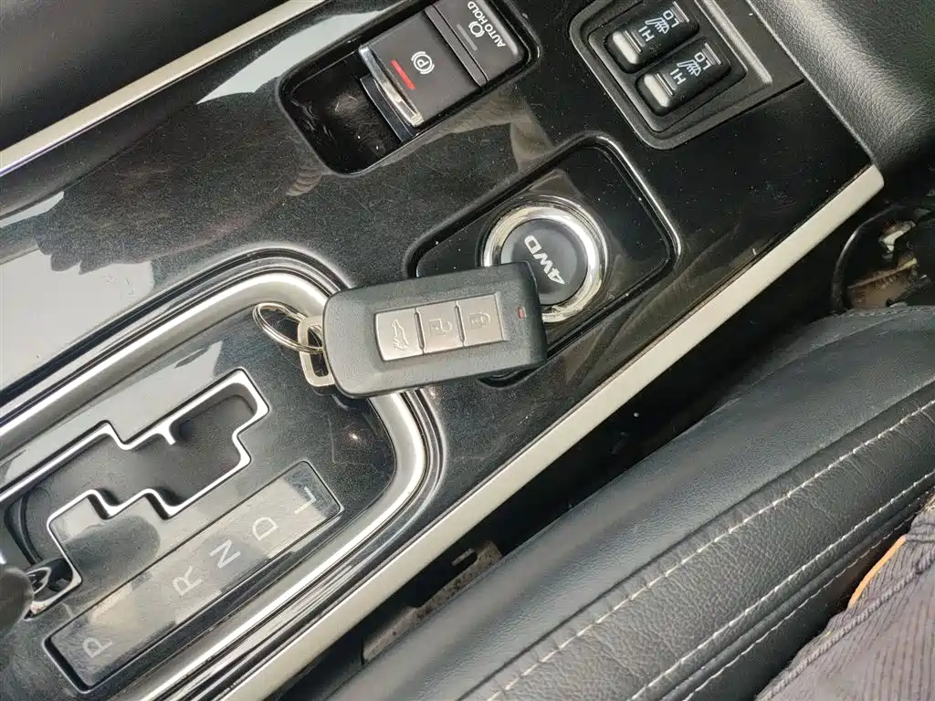 MITSUBISHI OUTLANDER