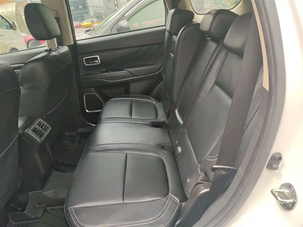 MITSUBISHI OUTLANDER