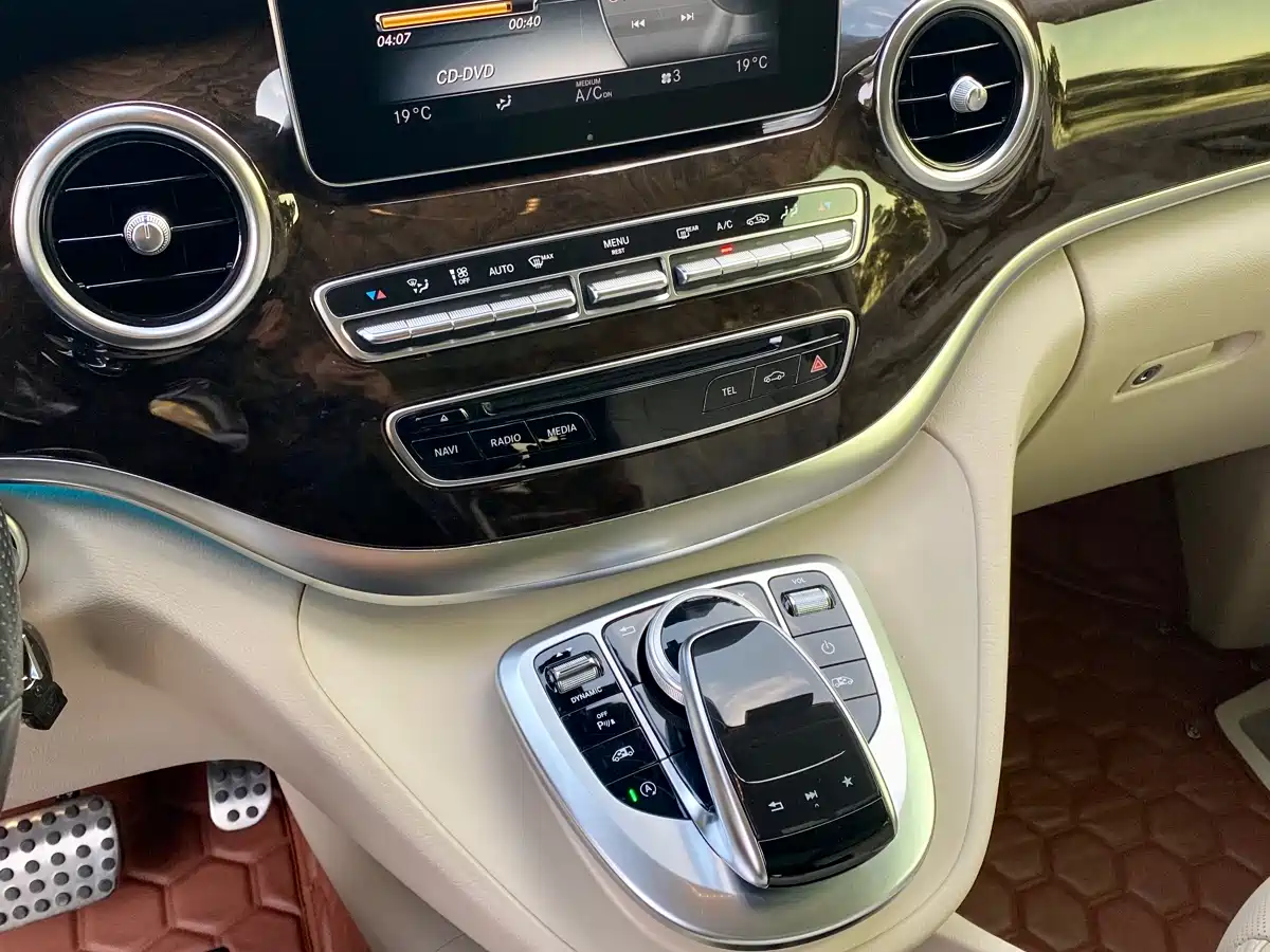 Mercedes-Benz V-Class 2017 Model V 260 L Premium Extended Edition фото 13