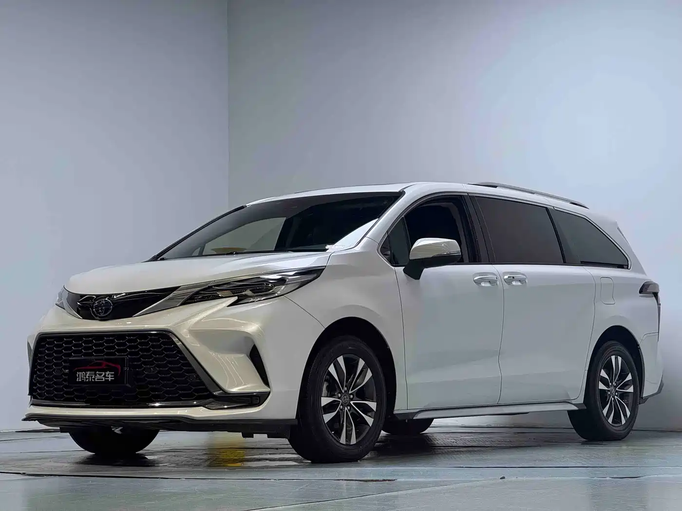 Photo 2 - Toyota Granvia