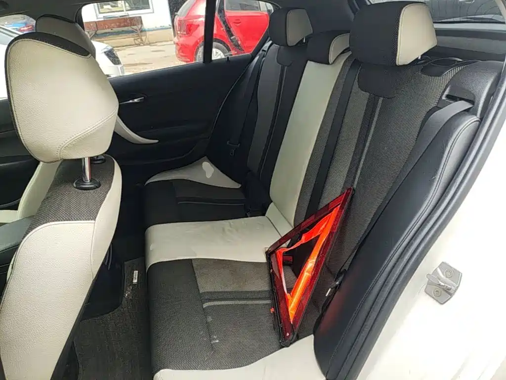 Photo 13 - BMW 1 Series (Import)