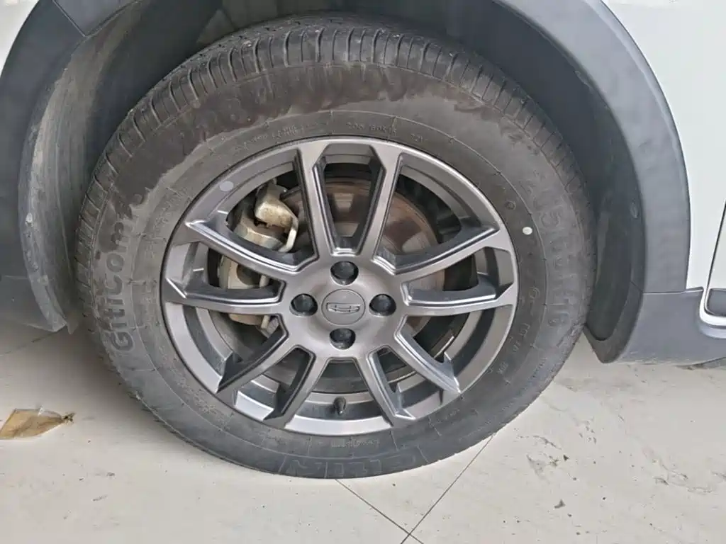 Фото 23 - Geely Vision X3