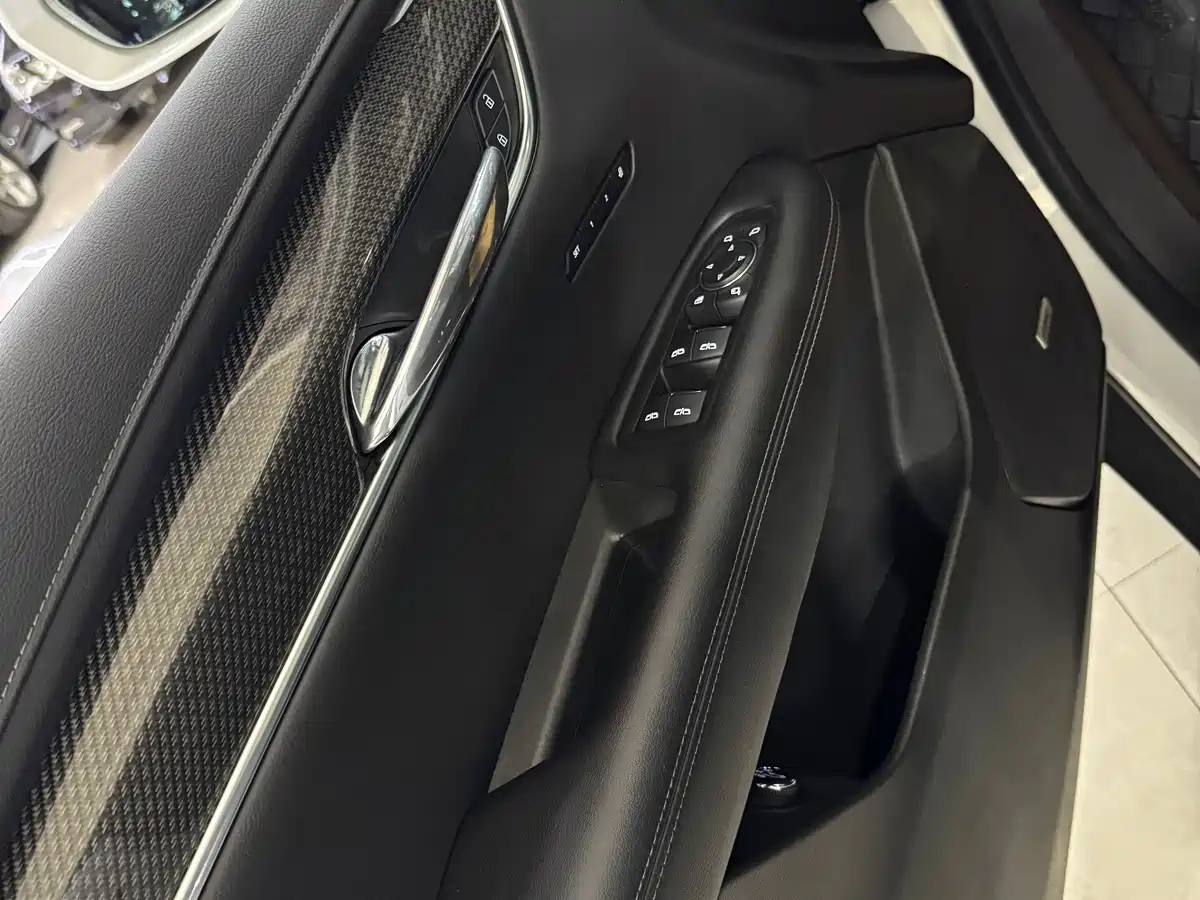 Фото 4 - Cadillac XT5