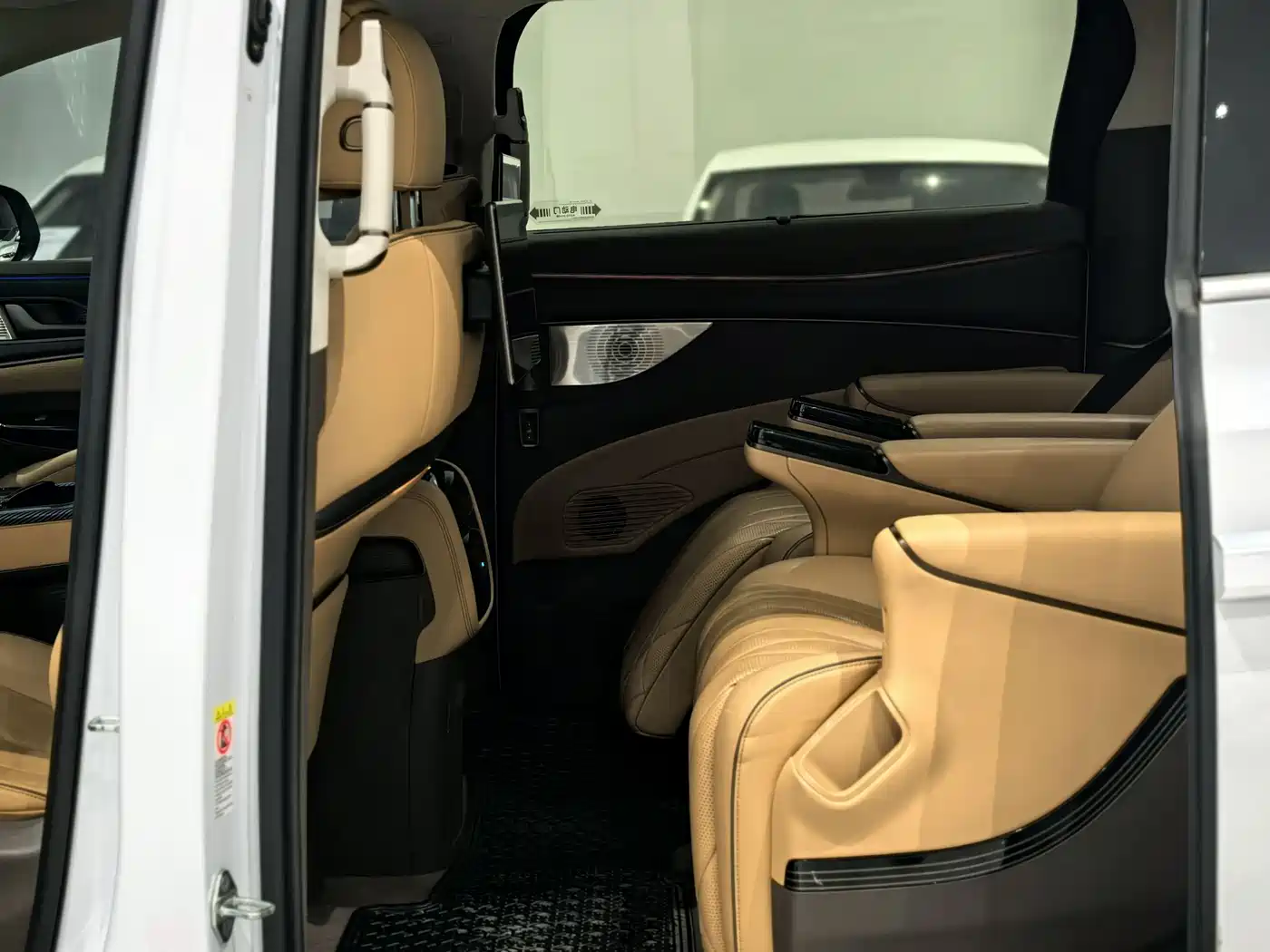 Denza D9 2022 DM-i 970 AWD Flagship фото 9