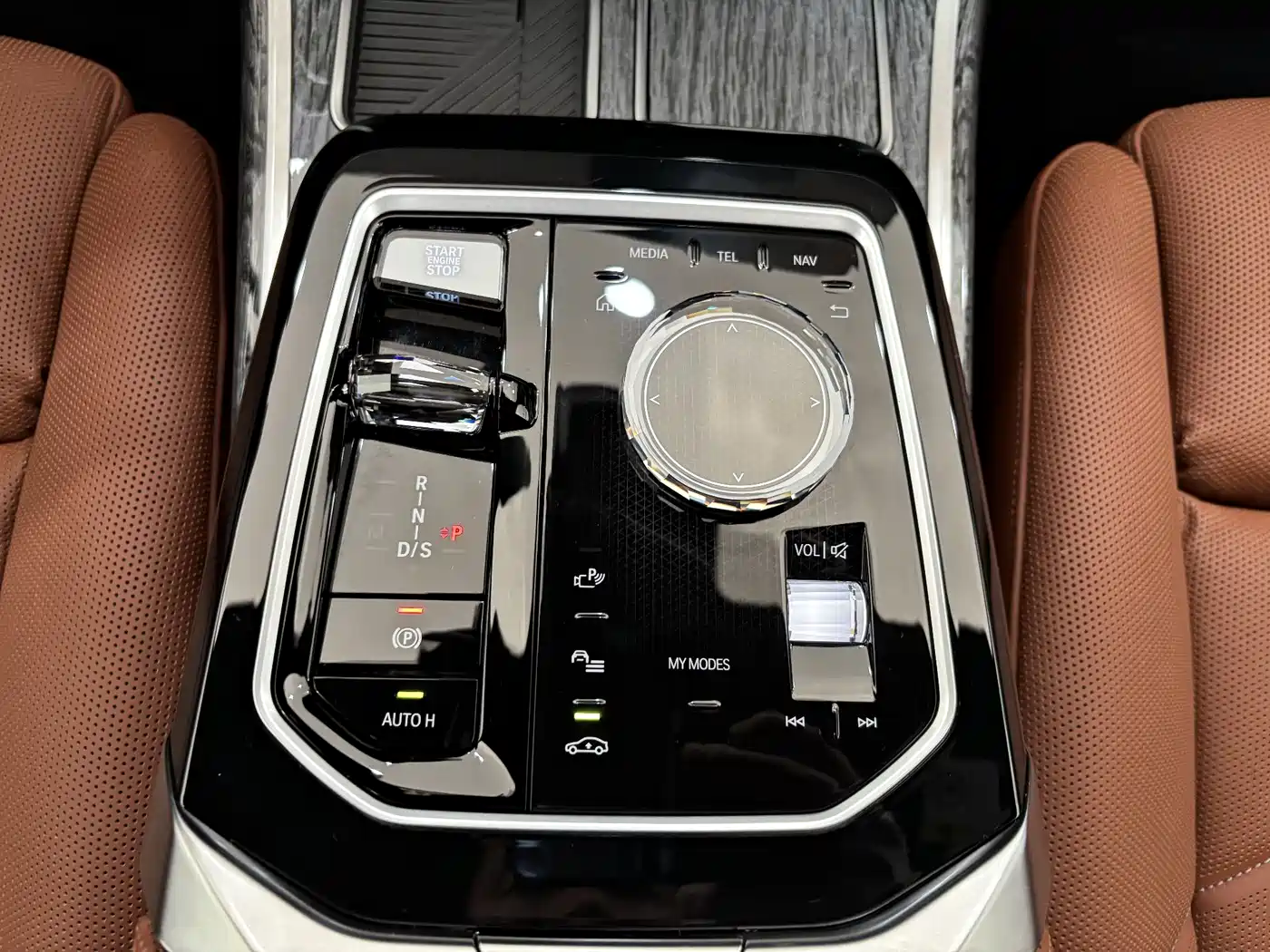 BMW 7 Series 2023 740Li Exclusive M Sport Package фото 18