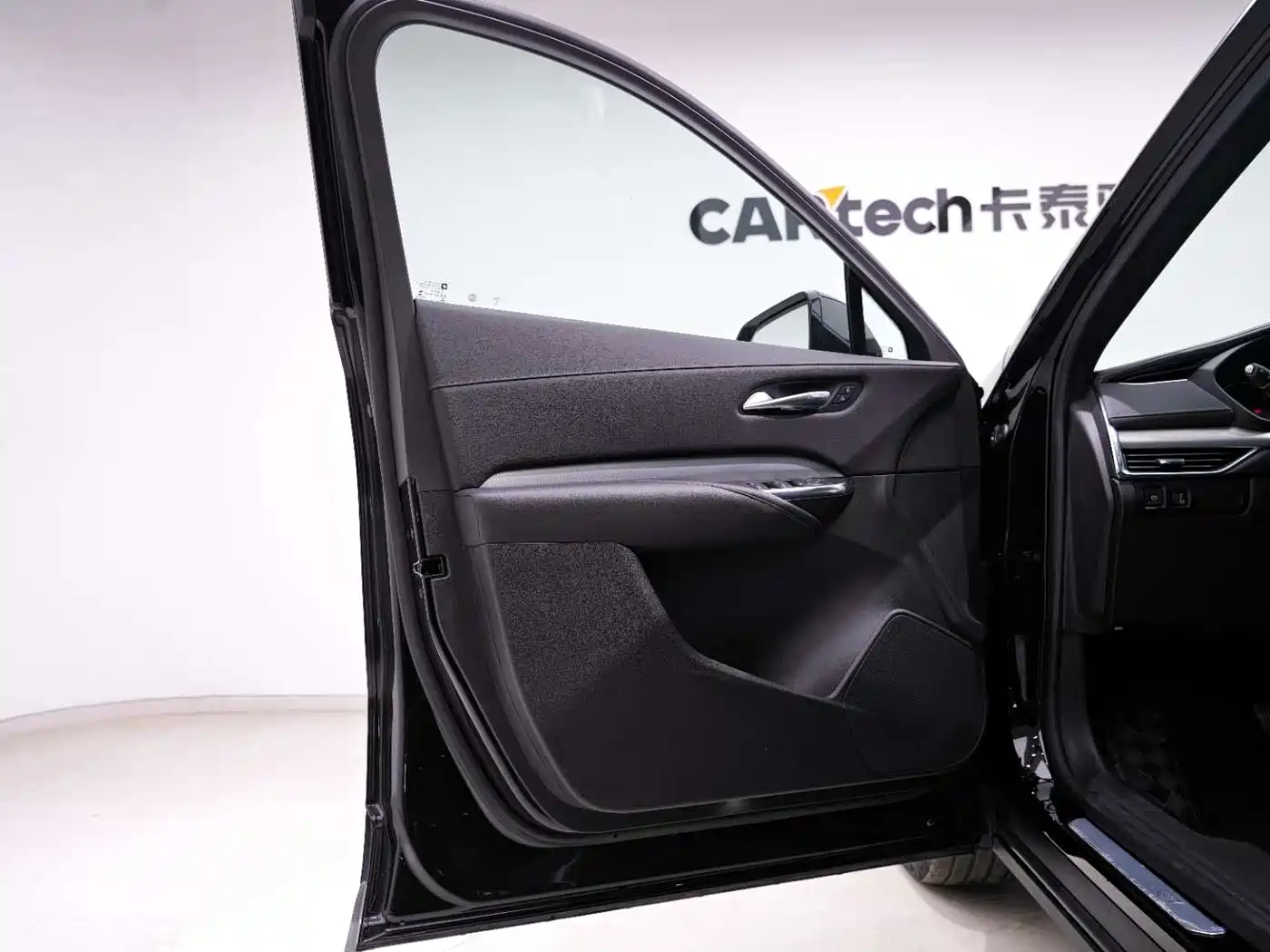 Cadillac XT4 2023 Model Year 28T Two-Wheel Drive Luxury Model фото 24
