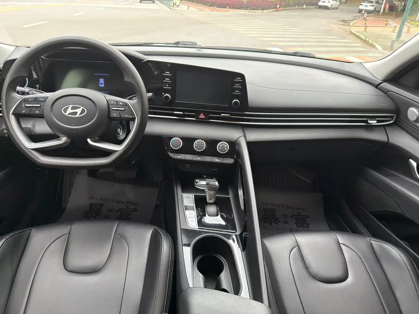 Hyundai Elantra 2023 1.5L CVT GLS Premium фото 8
