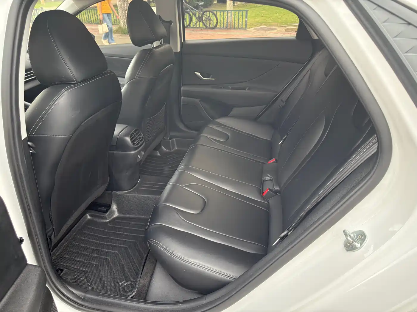 Hyundai Elantra 2023 1.5L CVT GLS Premium фото 9