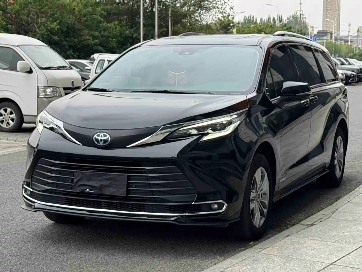Toyota Sienna 2023 2.5L Hybrid Comfort Edition фото 3