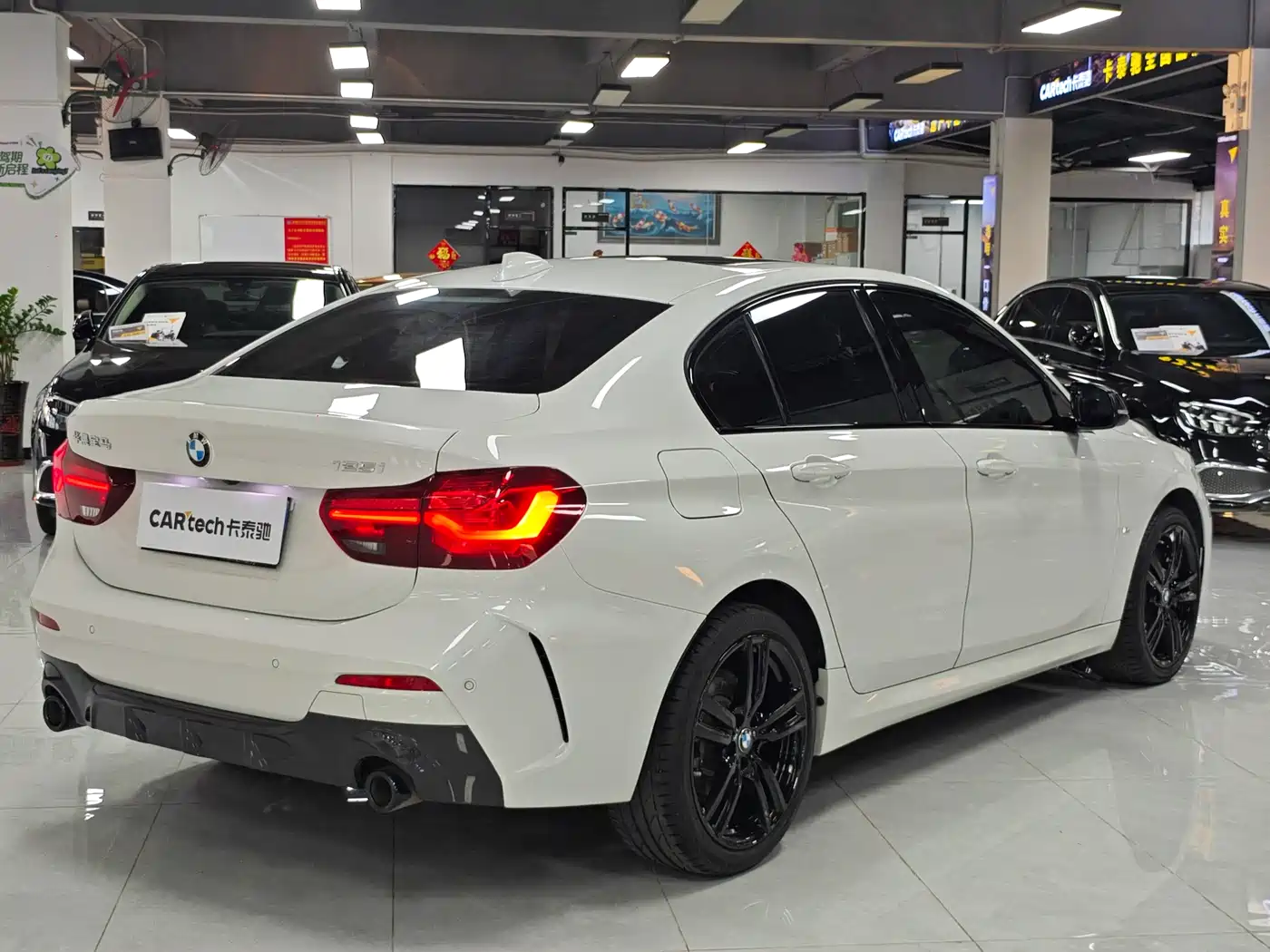 BMW 1 Series 2023 125i M Sport Shadow Edition фото 4