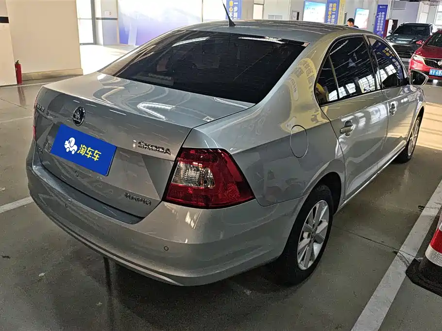 Škoda Rapid 2016 1.6L Automatic Pioneer Edition фото 3