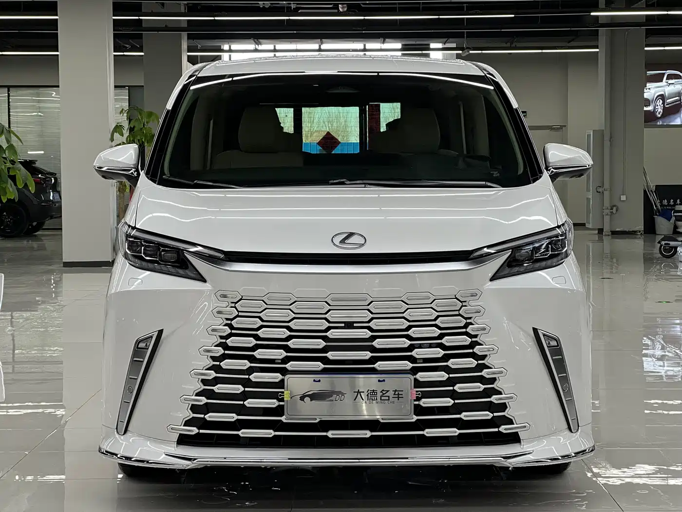 Lexus LM 2025 Model 500h Six-Seater Prestige Edition фото 2
