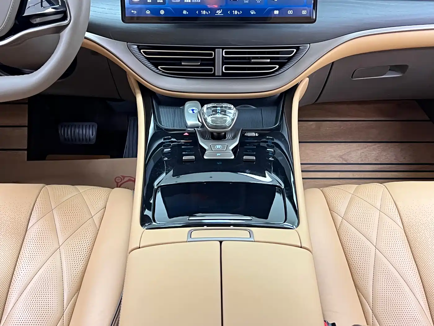 Denza D9 2022 DM-i 970 AWD Flagship фото 26