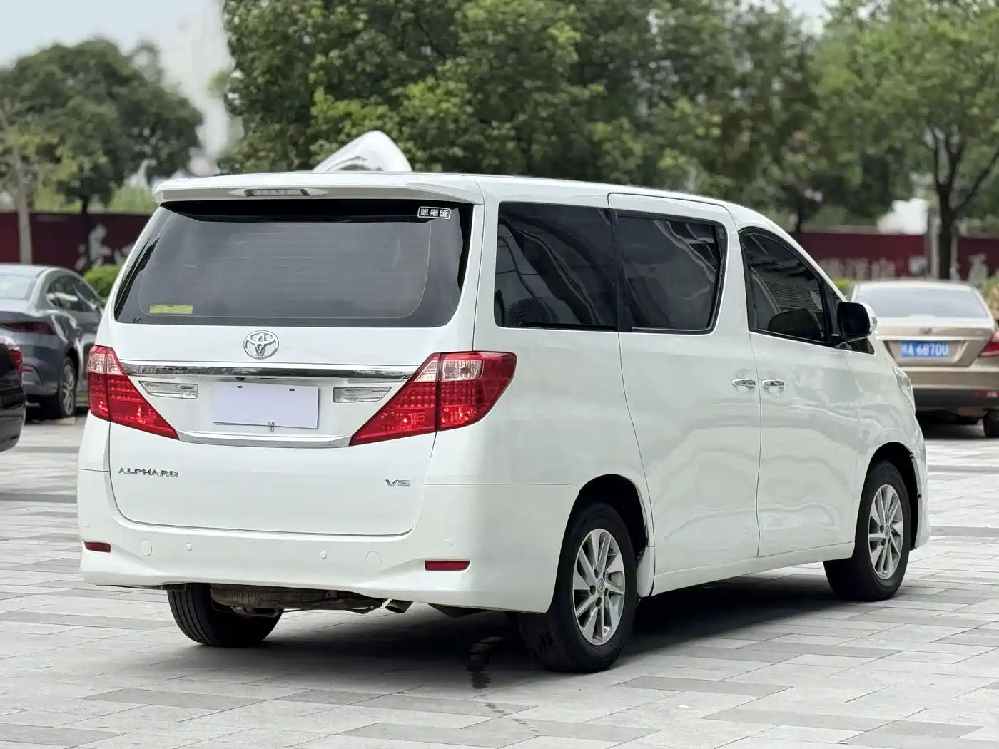 Toyota Alphard фото 3
