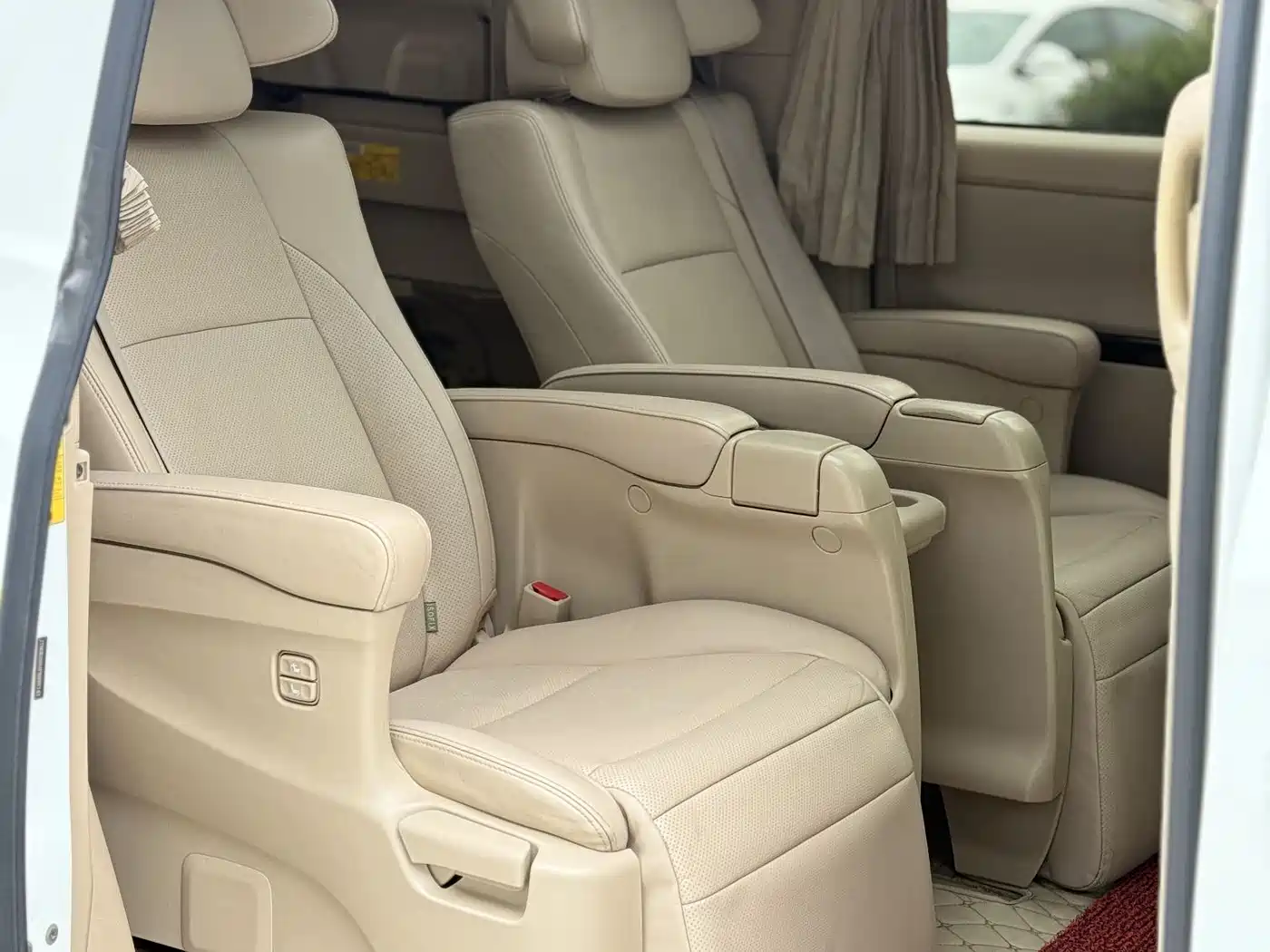 Toyota Alphard фото 7