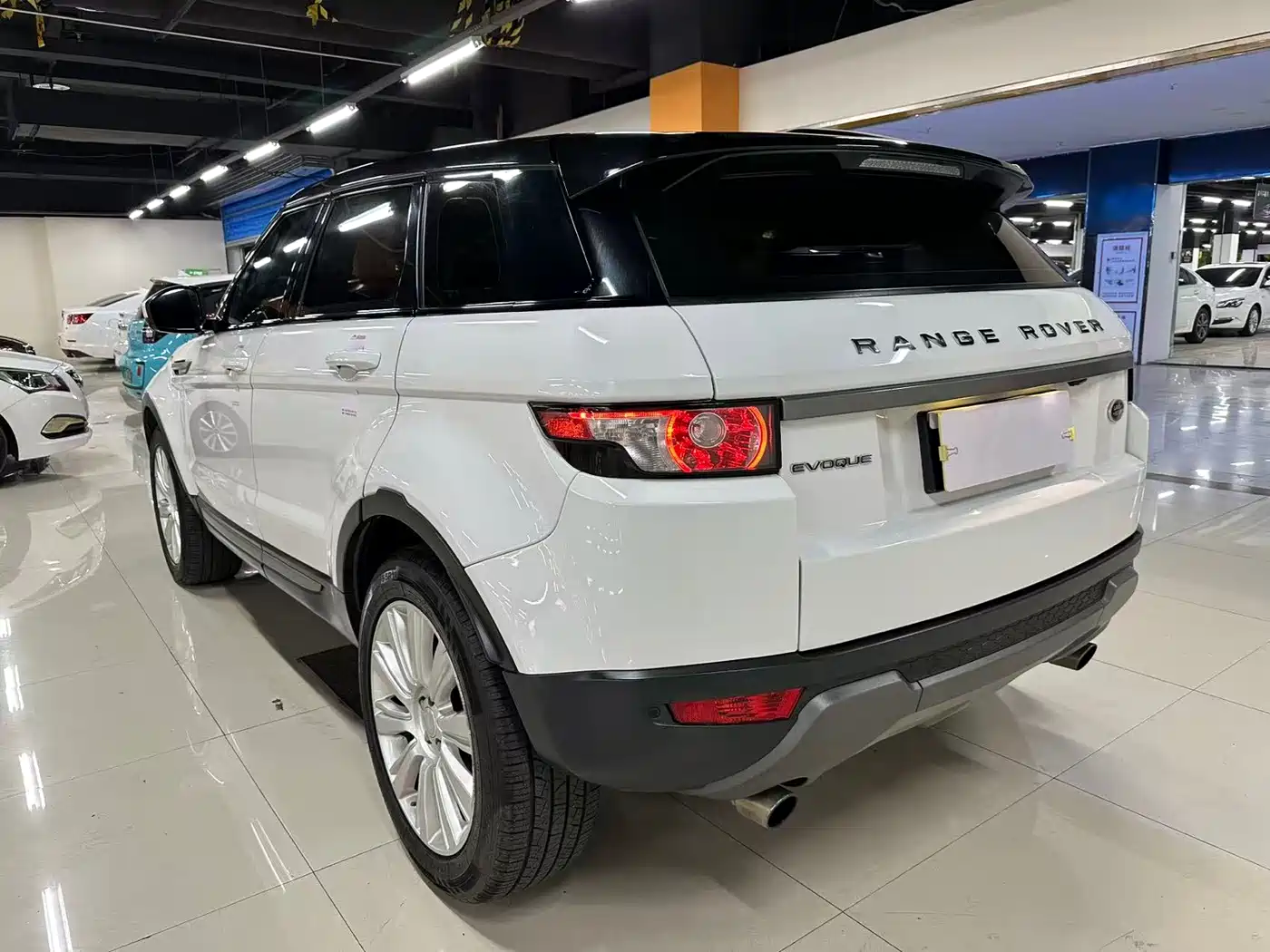 Land Rover Range Rover Evoque 2015 2.0T 5-Door Intelligent Edition фото 8