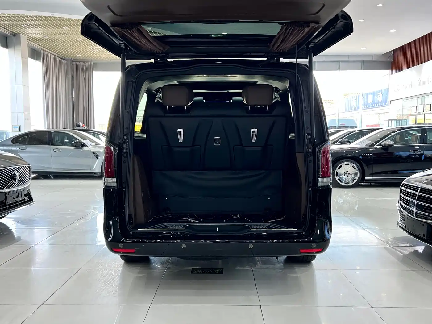 Mercedes-Benz V-Class 2024 V 300 L Long Wheelbase Luxury Edition фото 27