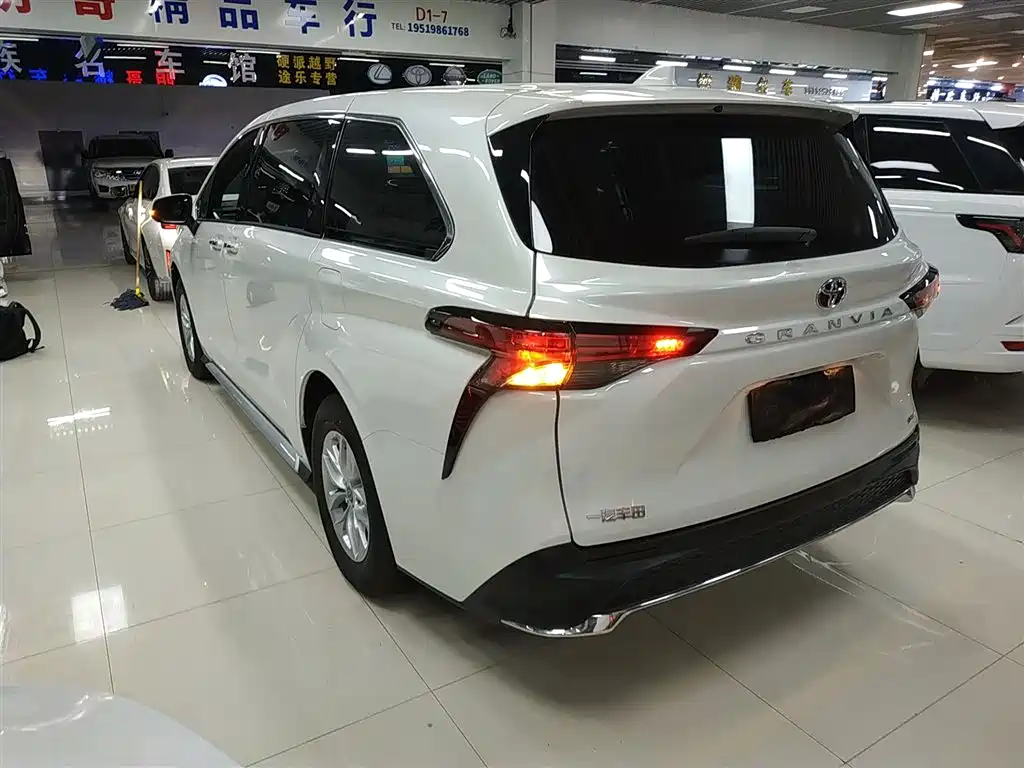 Toyota Granvia 2024 2.5L Hybrid Comfort фото 5