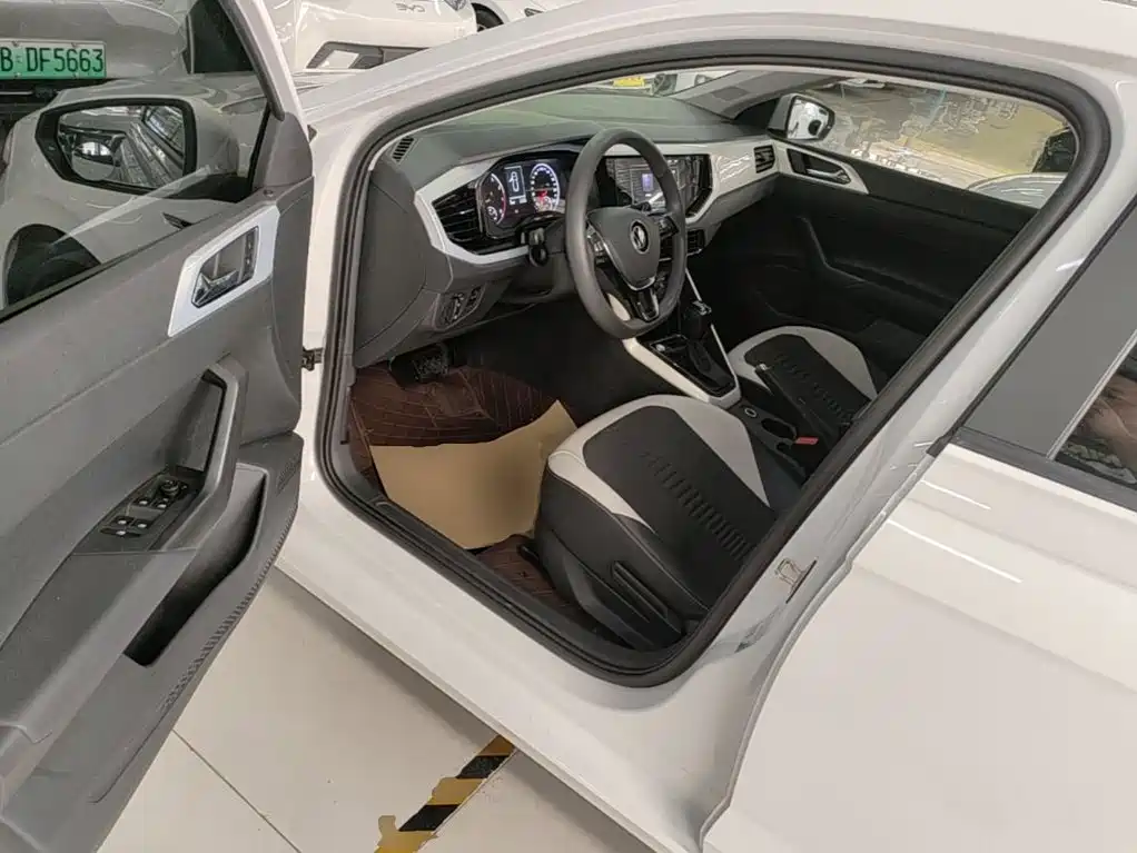 VOLKSWAGEN POLO