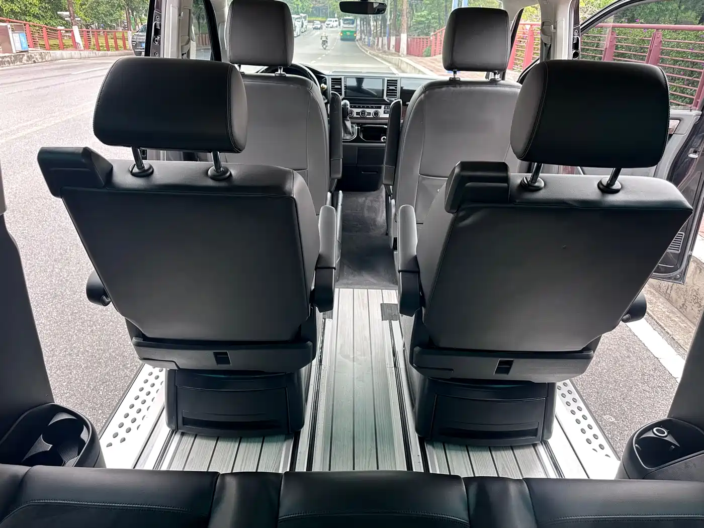 Volkswagen Multivan 2018 2.0TSI 4WD Premium Edition 7-Seater фото 14
