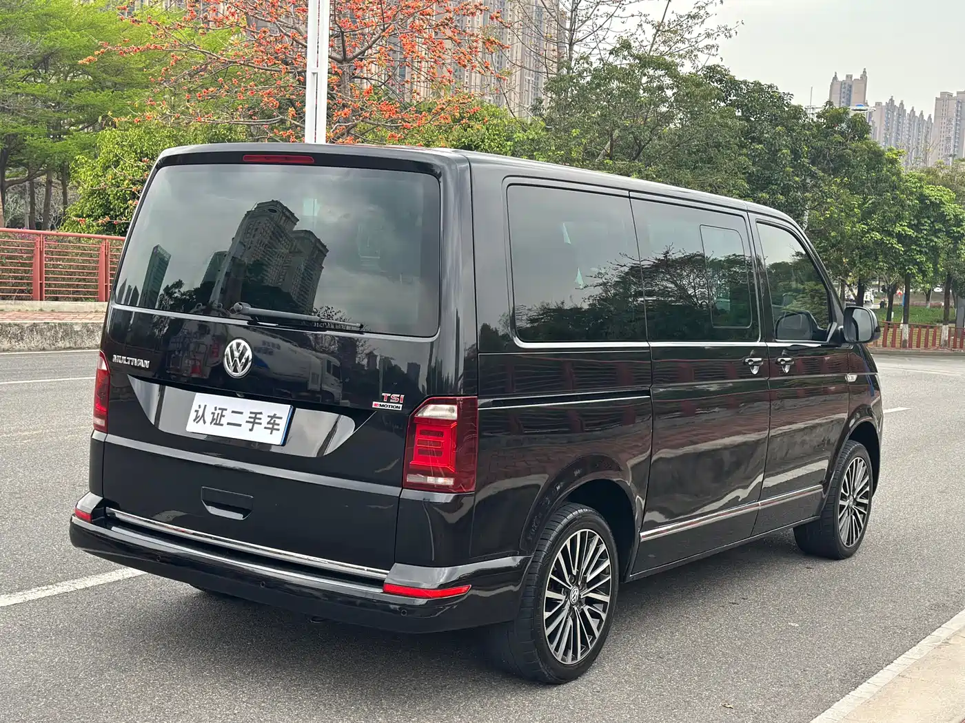 Volkswagen Multivan 2018 2.0TSI 4WD Premium Edition 7-Seater фото 6