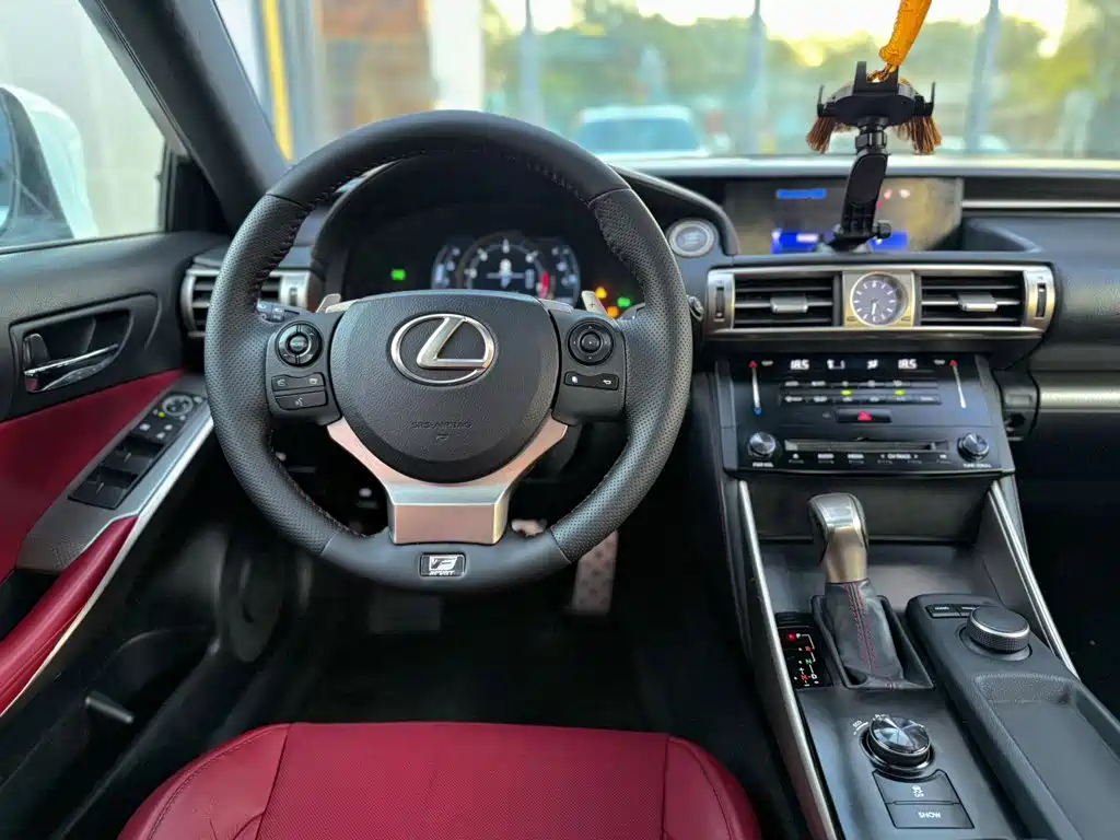 Фото 5 - Lexus IS