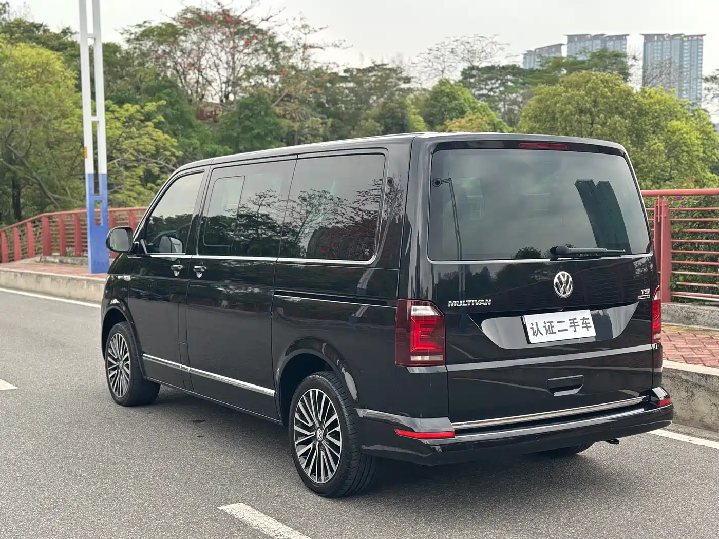 Volkswagen Multivan 2018 2.0TSI 4WD Premium Edition 7-Seater фото 7