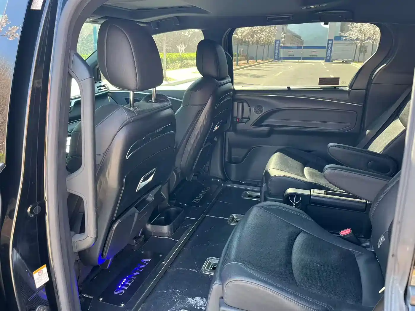 Toyota Sienna 2021 2.5L Hybrid Premium Edition фото 5