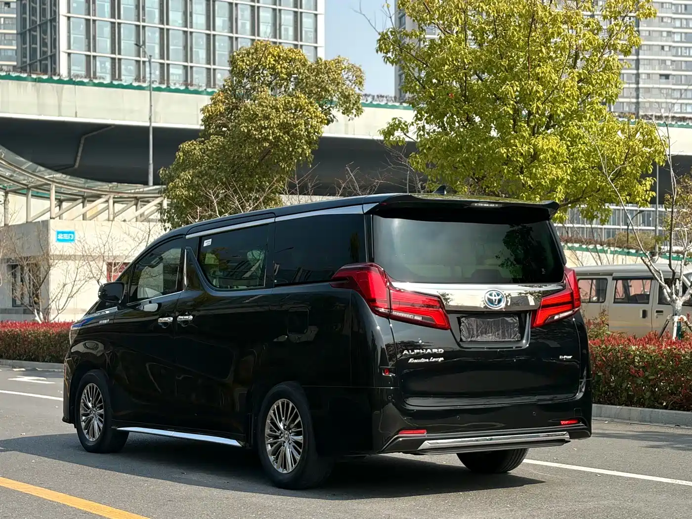 Toyota Alphard 2021 Hybrid 2.5L Ultimate фото 4