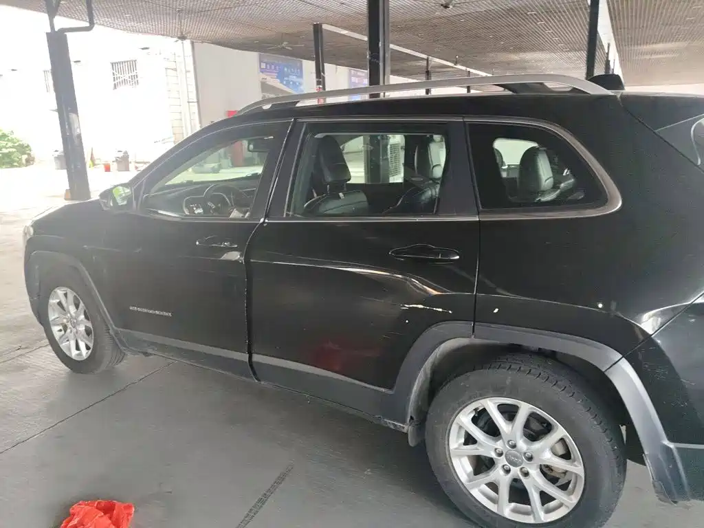 Фото 5 - Jeep Cherokee