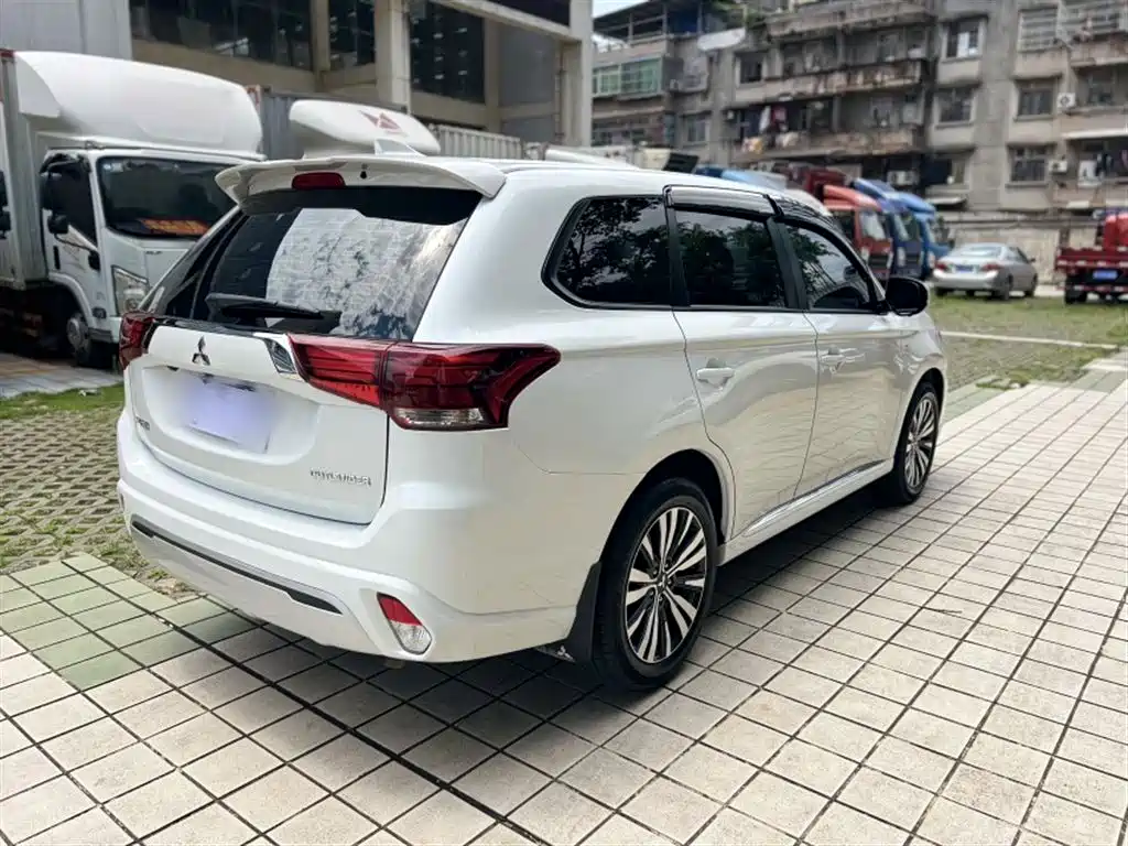MITSUBISHI OUTLANDER