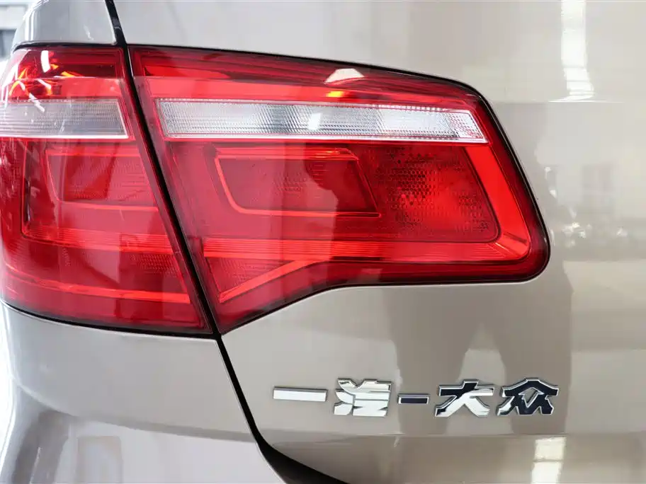 Volkswagen Bora 2014 1.6L Automatic Comfort Edition фото 17