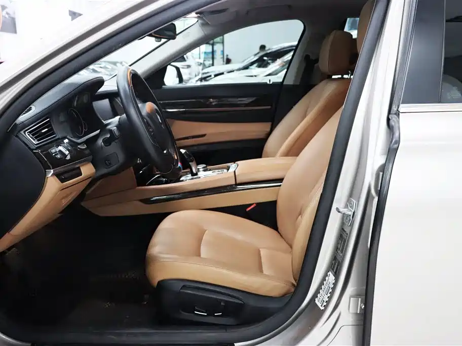 BMW 7 Series 2014 730Li Premium фото 4