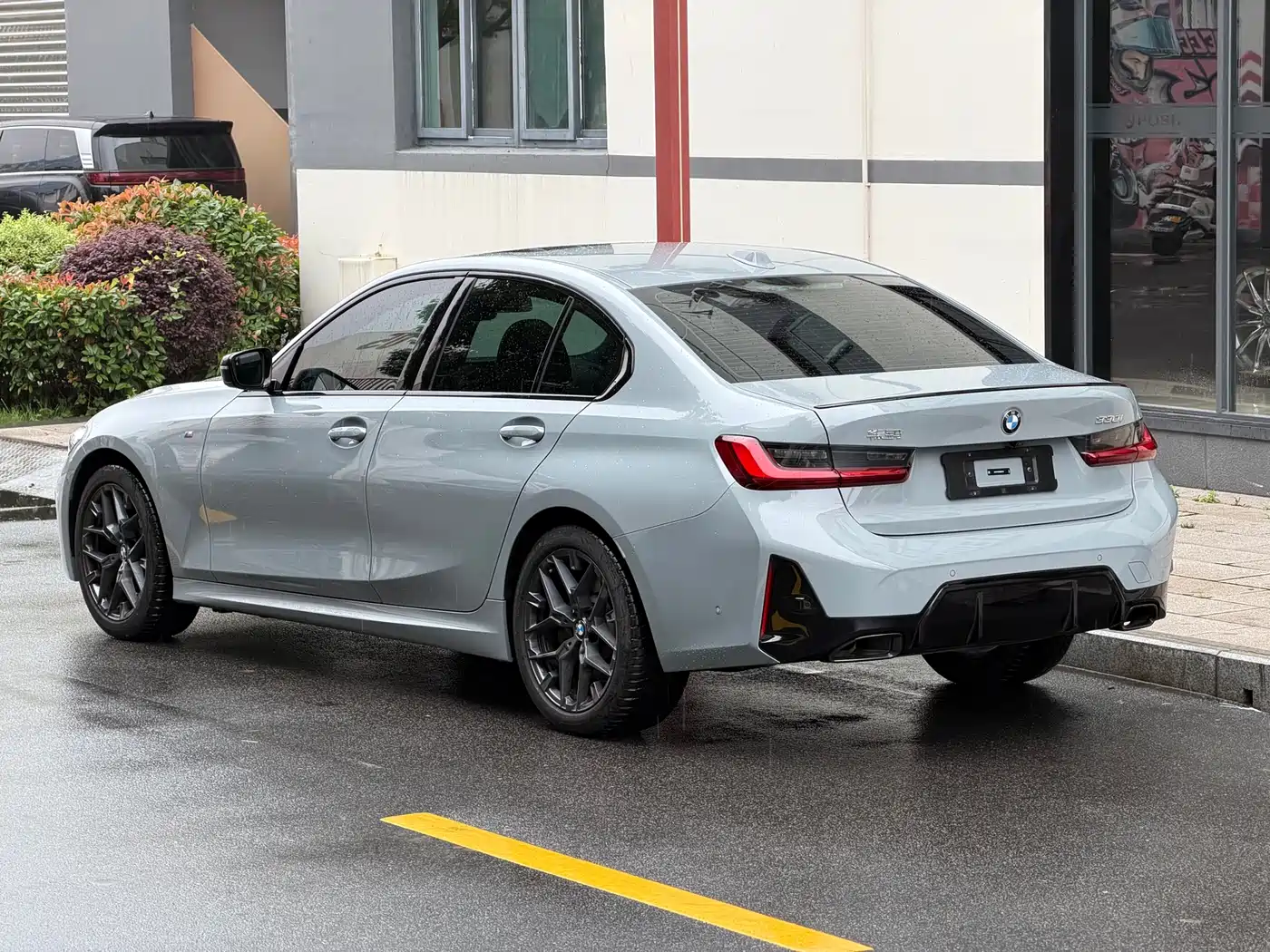 BMW 3 Series 2025 330i M Sport Night Edition фото 6