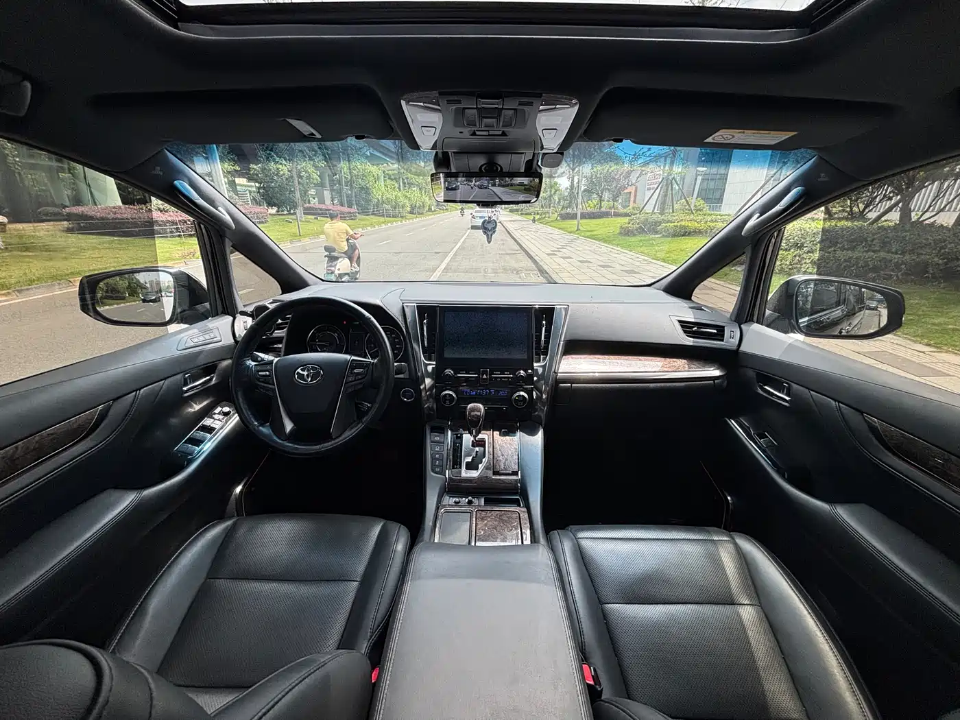 Toyota Alphard 2021 Hybrid 2.5L Premium фото 12