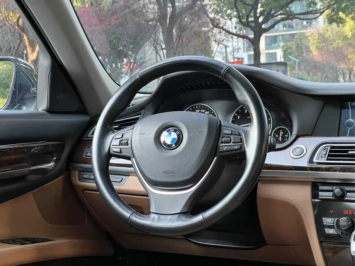 BMW 7 Series 2010 760Li фото 16