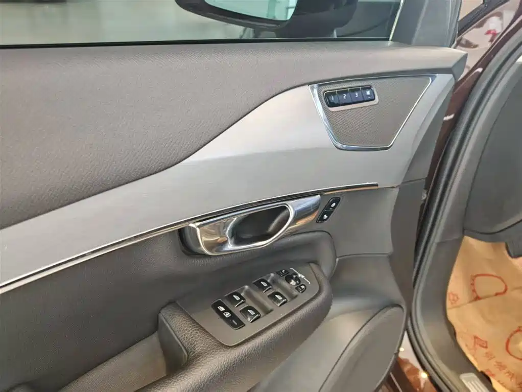 Фото 21 - Volvo XC90