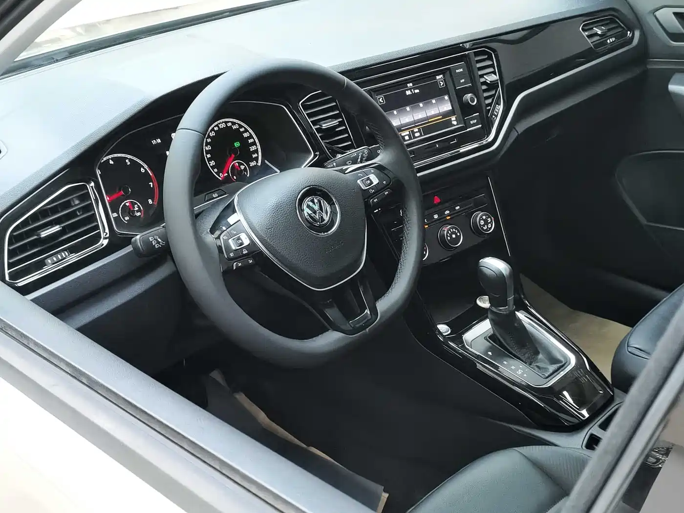 Volkswagen T-ROC 2018 280TSI DSG 2WD Comfort (China V) фото 11