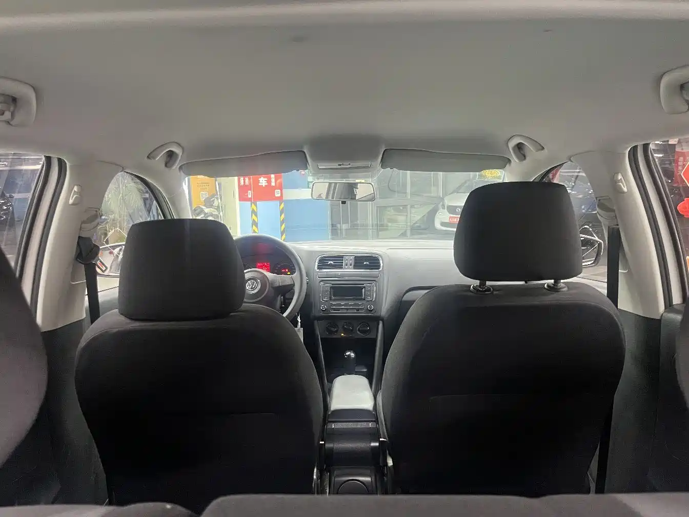 Volkswagen Polo 2013 1.4L Automatic Luxury Edition фото 7