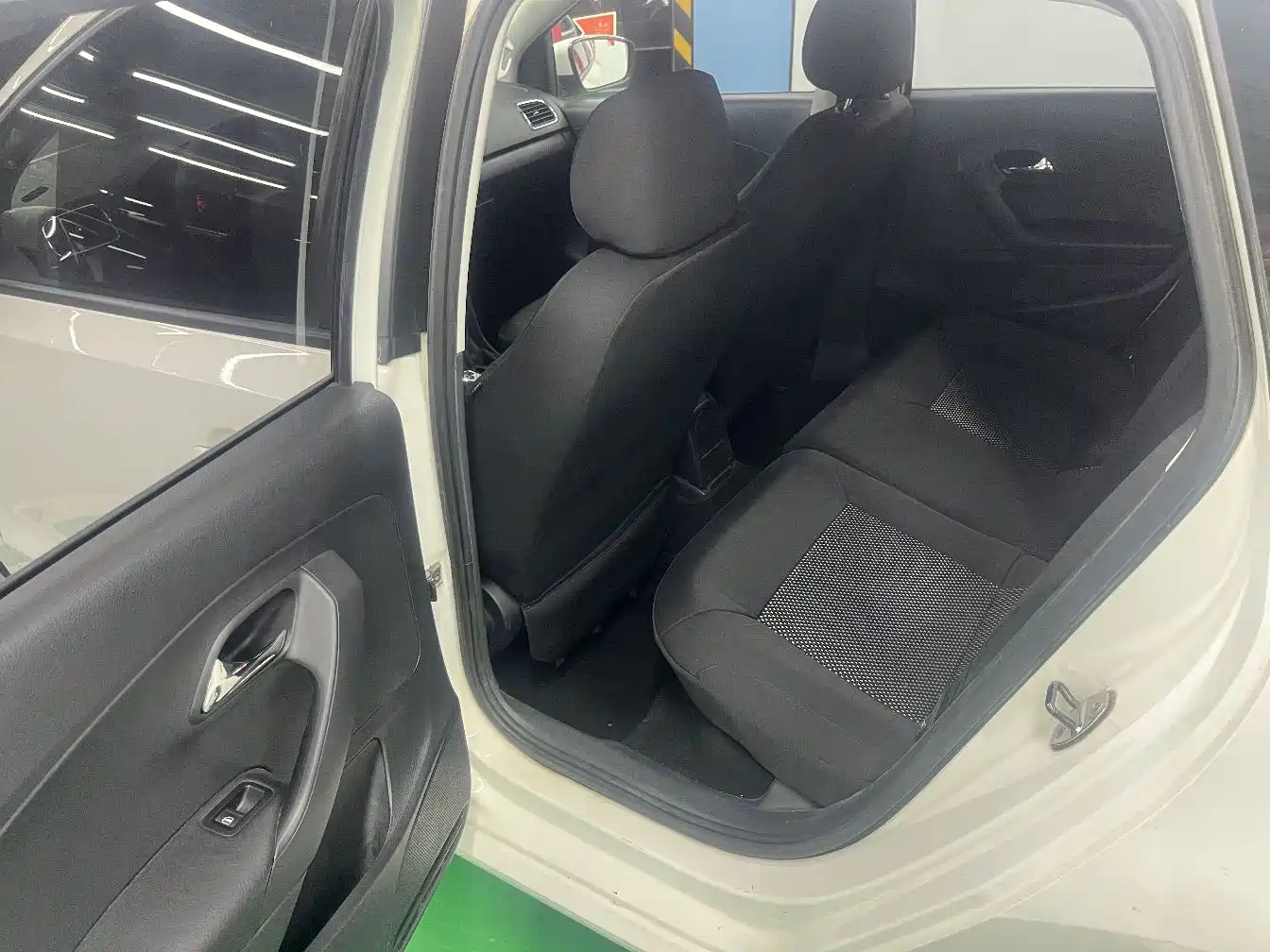 Volkswagen Polo 2013 1.4L Automatic Luxury Edition фото 13