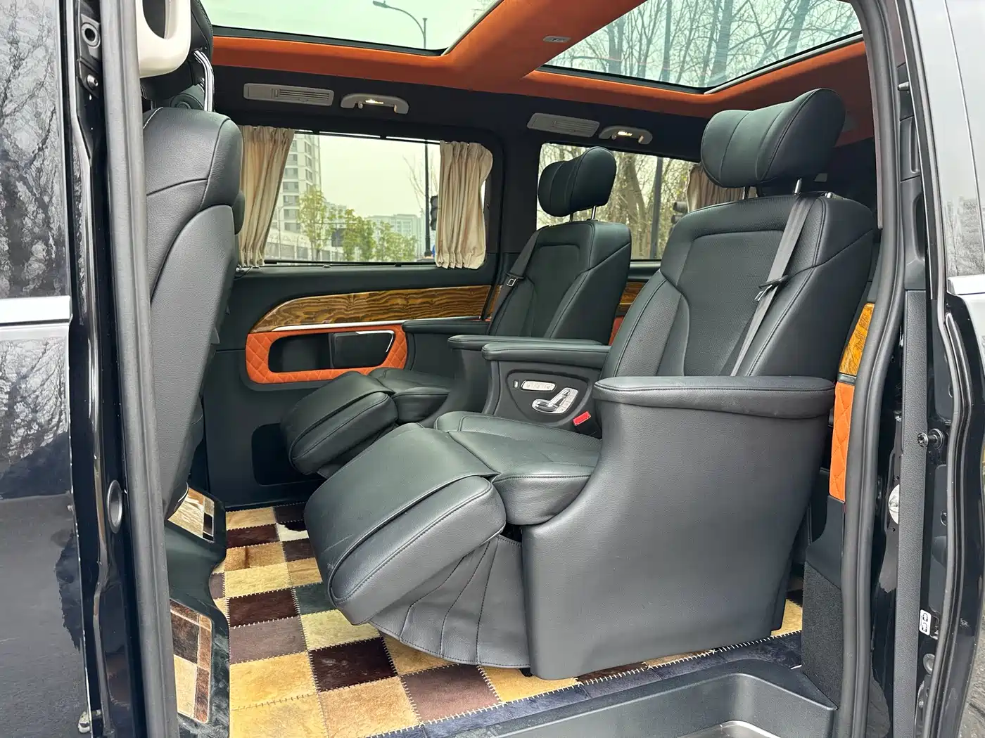 Mercedes-Benz V-Class 2017 Model V 260 L Premium Extended Edition фото 10