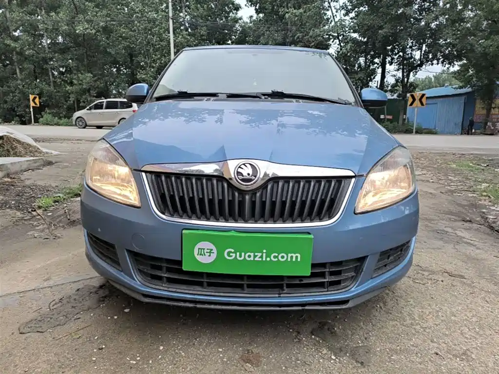 Škoda Fabia 2014 1.4L Manual Crystal Edition фото 3
